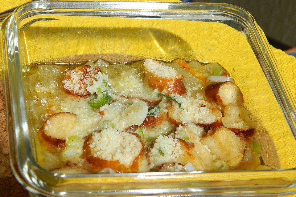 Zwiebelsuppe mit gerösteten Brezenscheiben Zwiebelsuppe mit gerösteten Brezenscheiben
