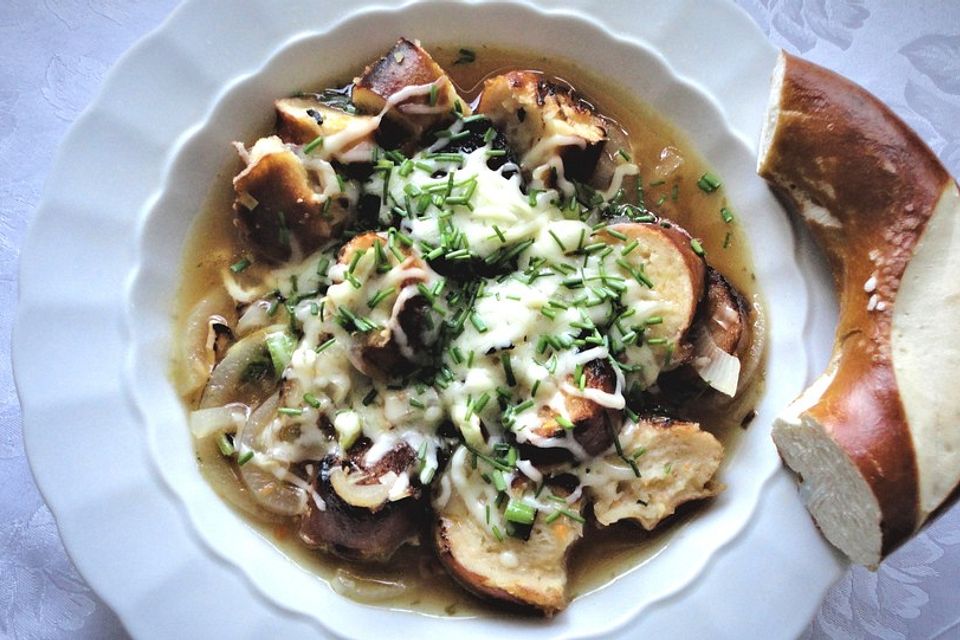 Zwiebelsuppe mit gerösteten Brezenscheiben Zwiebelsuppe mit gerösteten Brezenscheiben