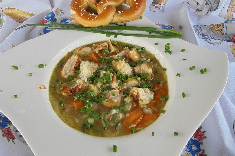 Zwiebelsuppe mit gerösteten Brezenscheiben Zwiebelsuppe mit gerösteten Brezenscheiben