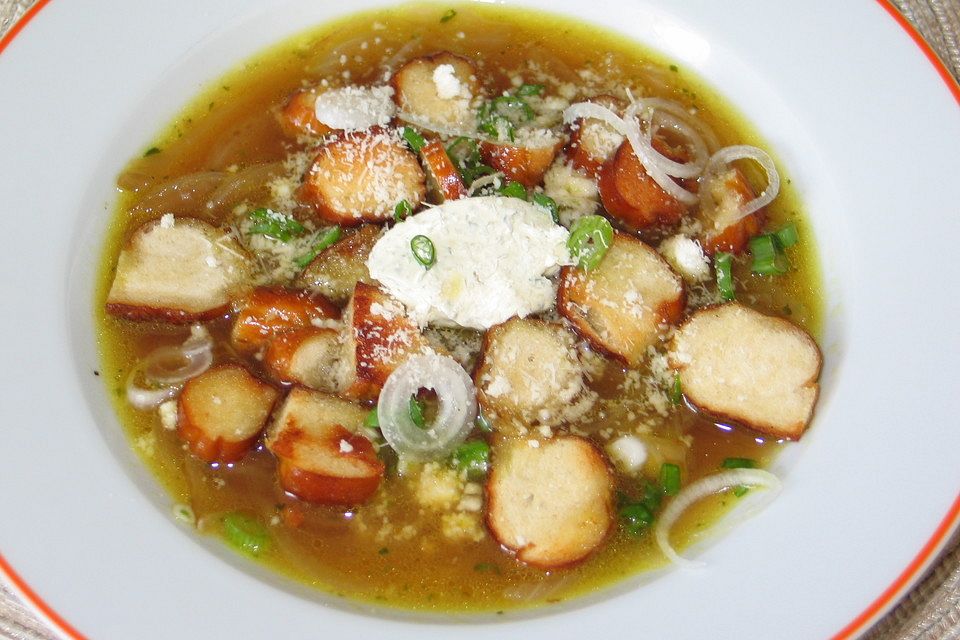 Zwiebelsuppe mit gerösteten Brezenscheiben Zwiebelsuppe mit gerösteten Brezenscheiben