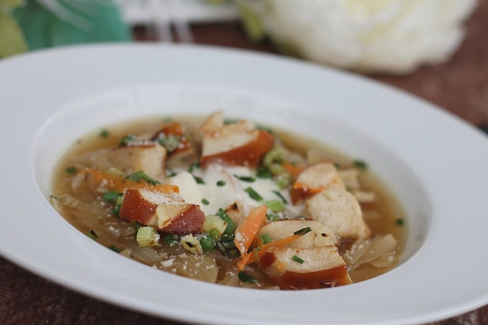 Zwiebelsuppe mit gerösteten Brezenscheiben Zwiebelsuppe mit gerösteten Brezenscheiben