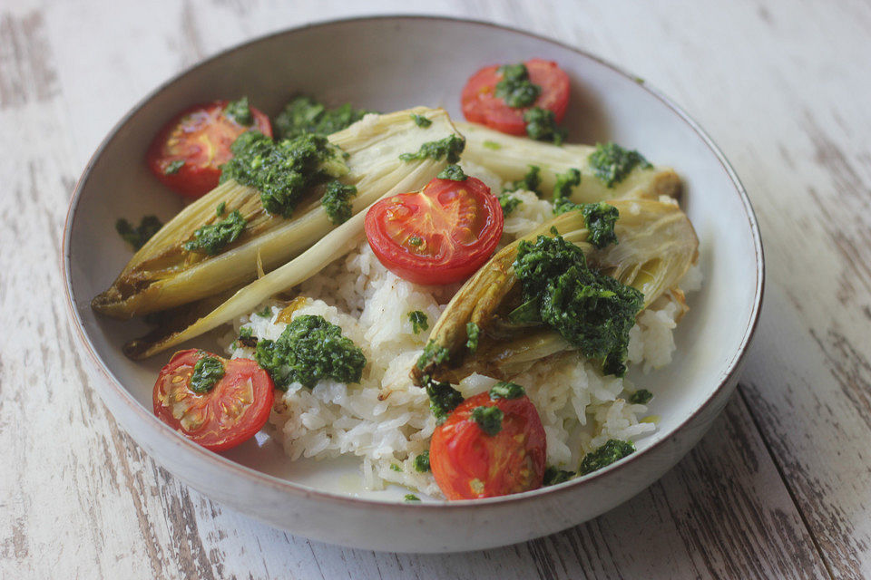 Ofen-Chicorée mit Cocktailtomaten und Gremolata