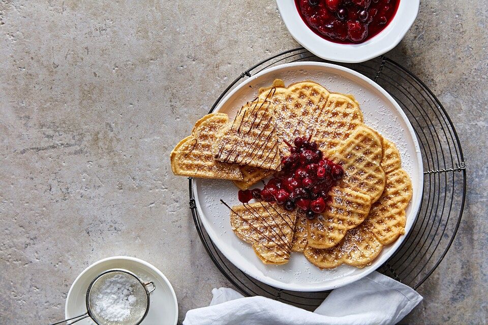 Low Carb Valentins-Herzwaffel-Frühstück