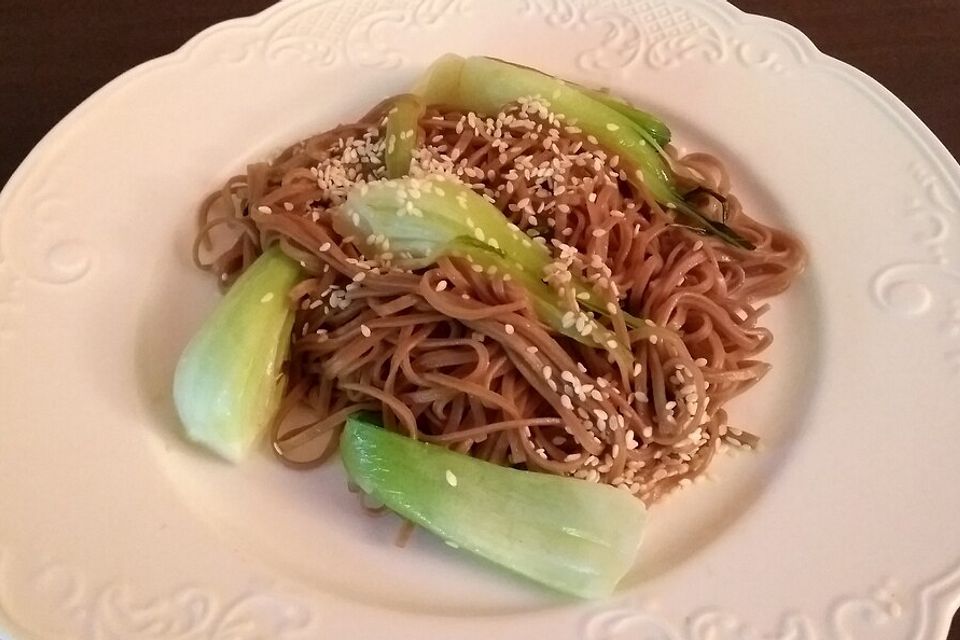 Schnelle Soba-Pak Choi-Pfanne