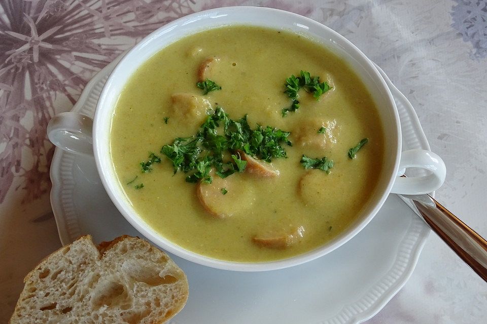 Gemüsesuppe mit Brokkoli, Möhren, Kartoffeln