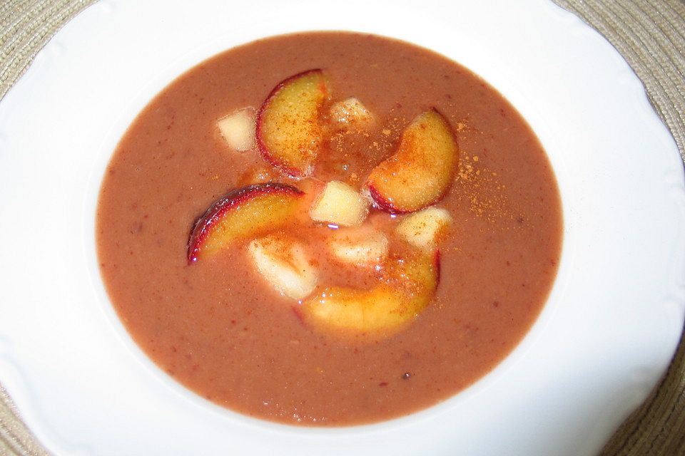 Brotsuppe mit Äpfeln und Pflaumen