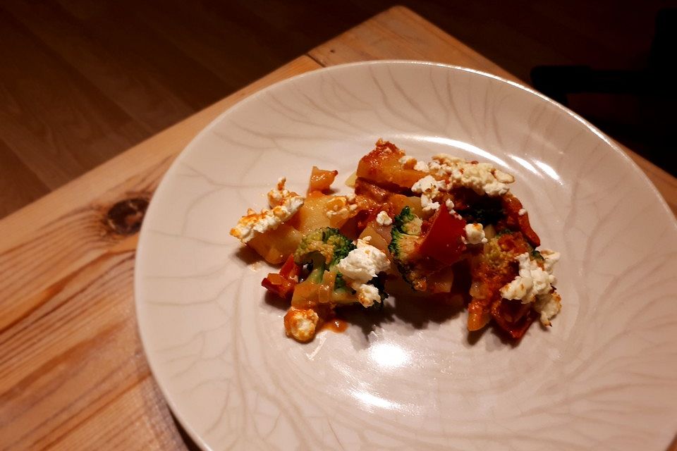 Kartoffelauflauf mit Feta, Paprika und Brokkoli