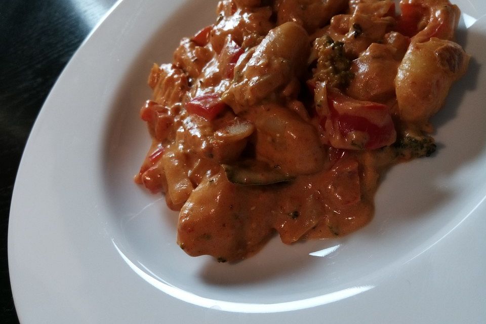 Pikante Paprika-Brokkoli-Gnocchi mit indischer Würzung