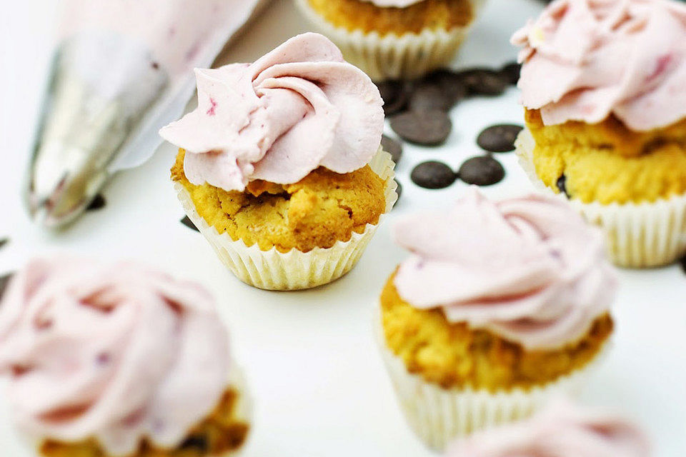 Low Carb Stracciatella-Brombeer Cupcakes