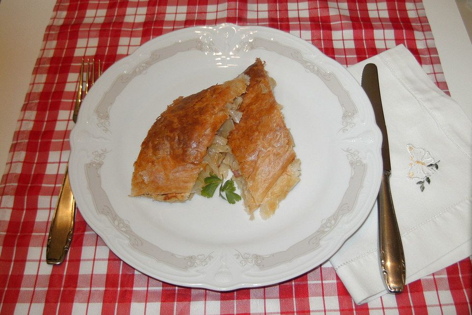 Mein Krautstrudel mit Speck und Sauerrahm