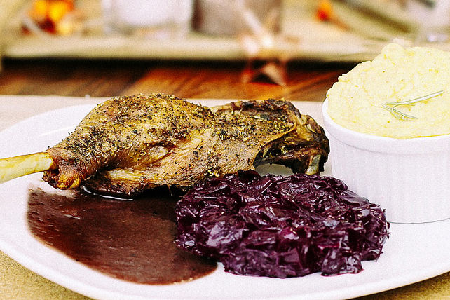 Gänsekeule mit Rotkohl und Low Carb Knödel-Soufflé von ...