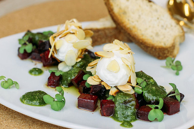 Lauwarmer Rote-Bete-Salat mit Ziegenfrischkäsenocken und Walnusspesto ...