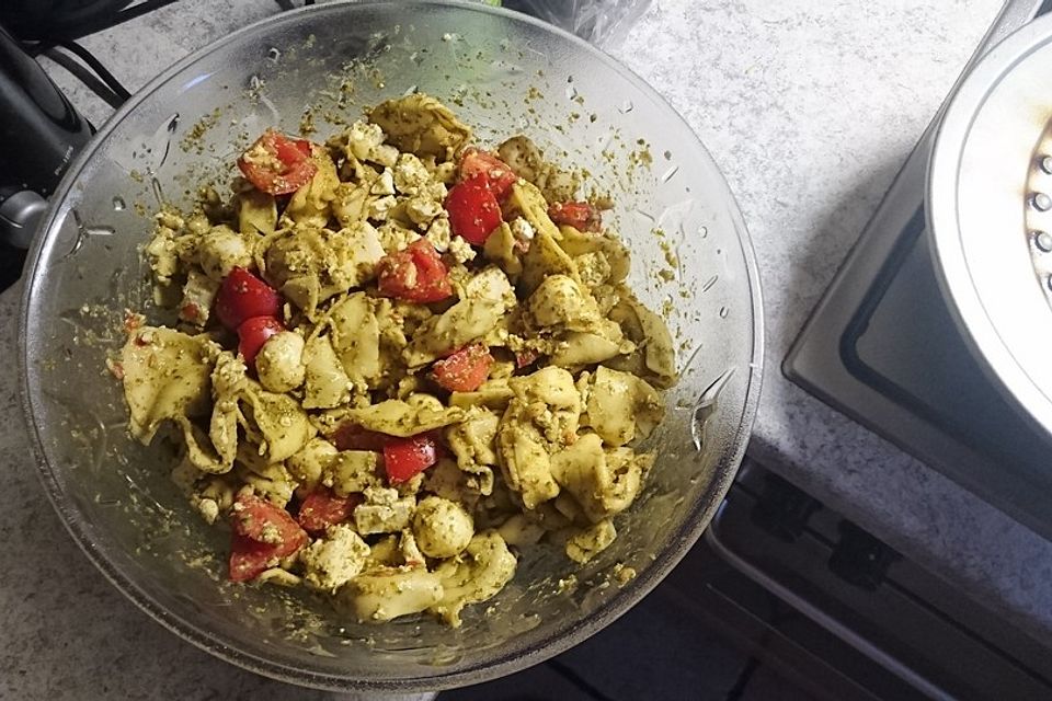 Tortellini-Hähnchen-Pesto-Salat