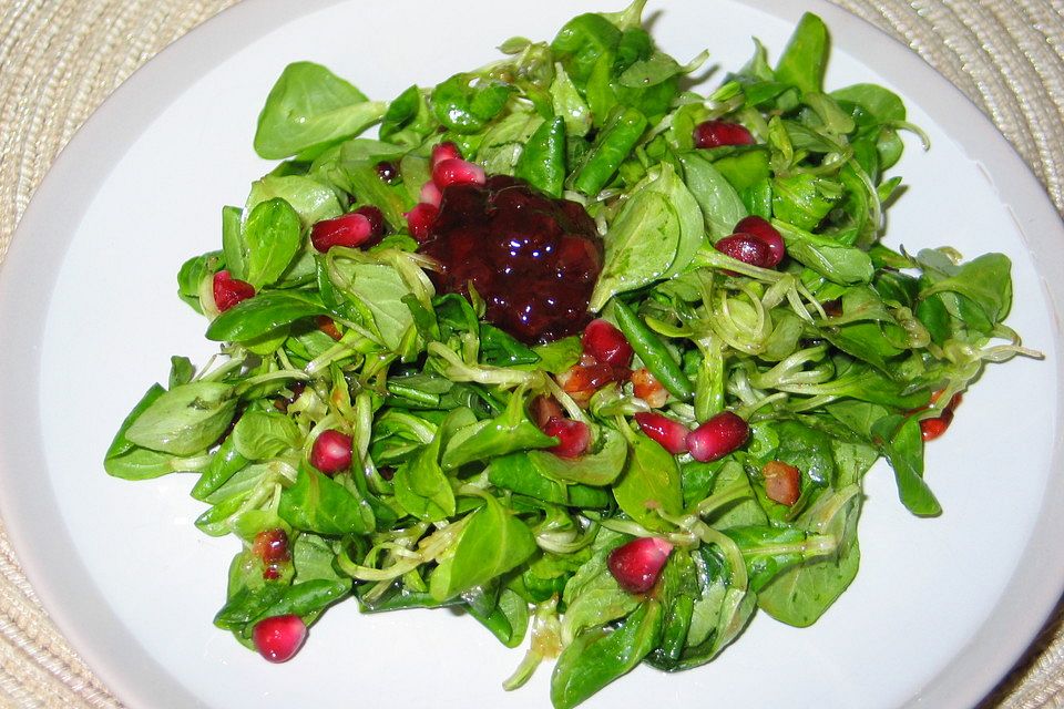 Feldsalat mit Granatapfelkernen und Speck