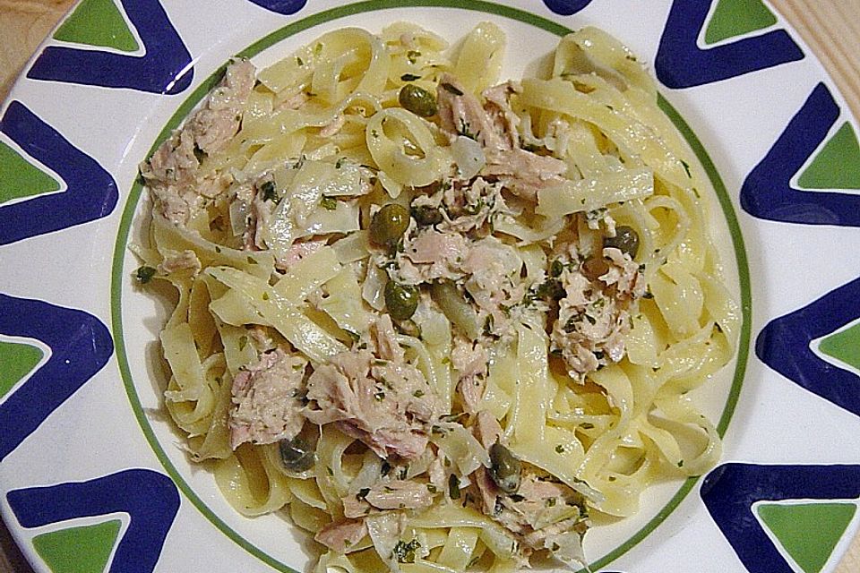 Tagliatelle in einer Thunfisch - Zitronensauce