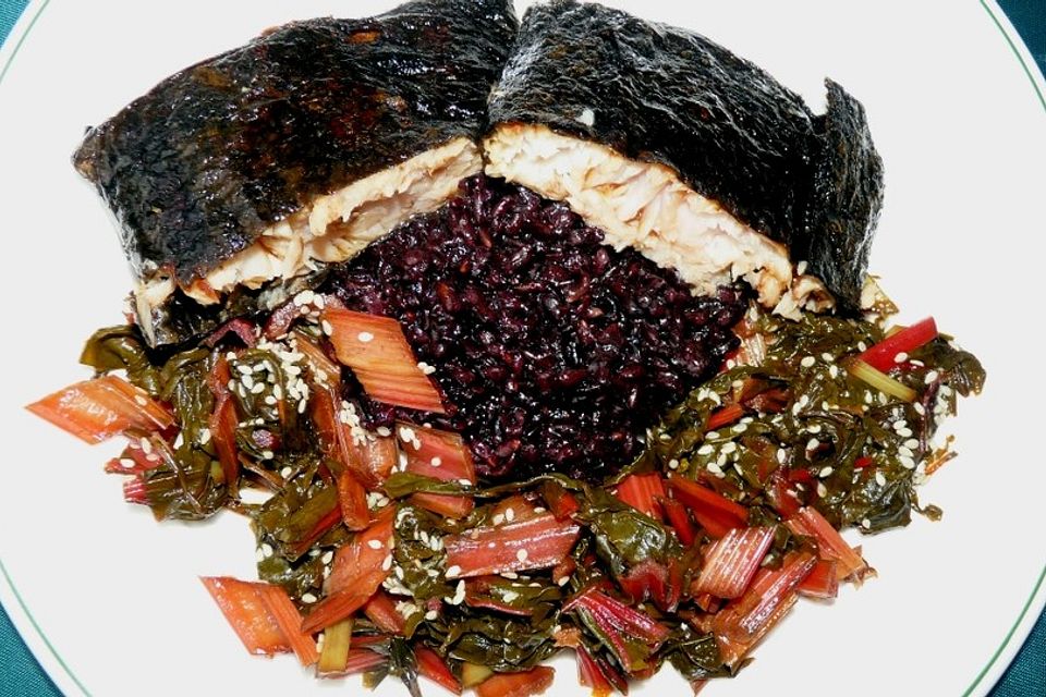 Rotbarsch im Noriblatt mit rotem Dulse-Reis und Mangold