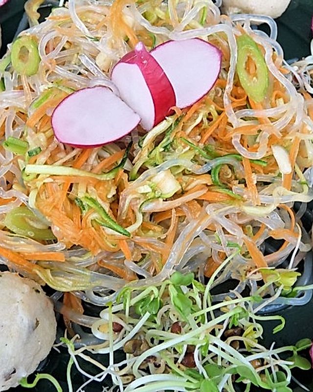 Frischer Kelp-Noodle-Salat mit scharfen Gemüsen