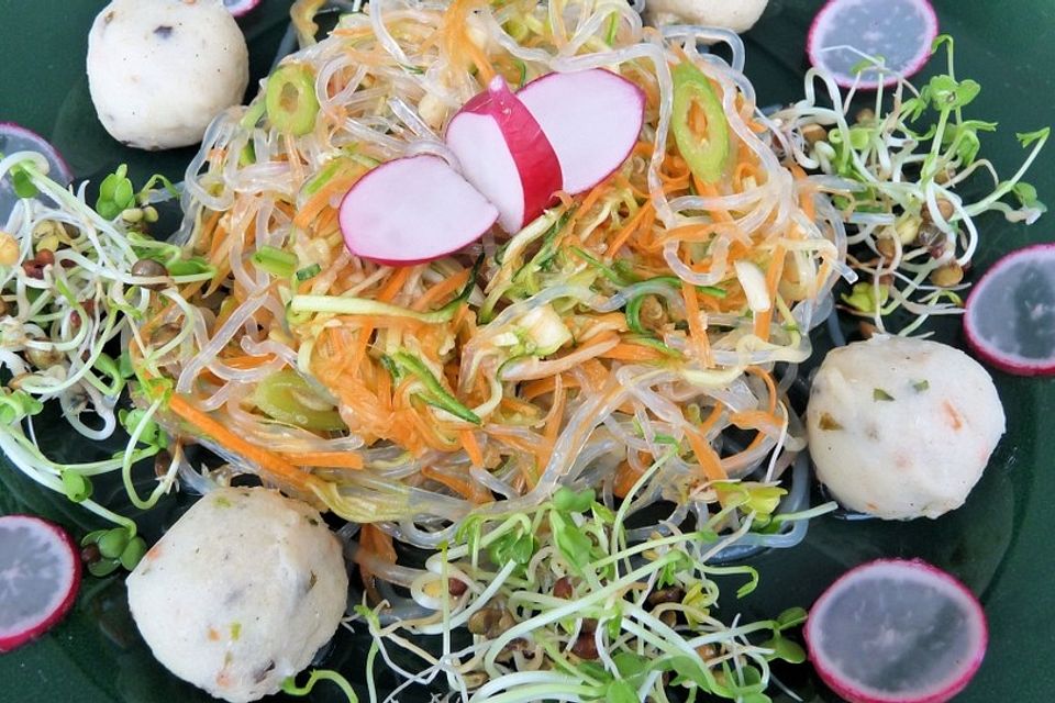 Frischer Kelp-Noodle-Salat mit scharfen Gemüsen