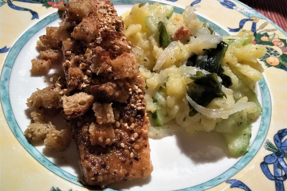 Lachsfilet mit Senf-Ahornsirup-Topping und Sesam-Croutons