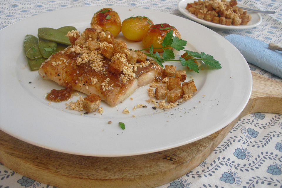 Lachsfilet mit Senf-Ahornsirup-Topping und Sesam-Croutons