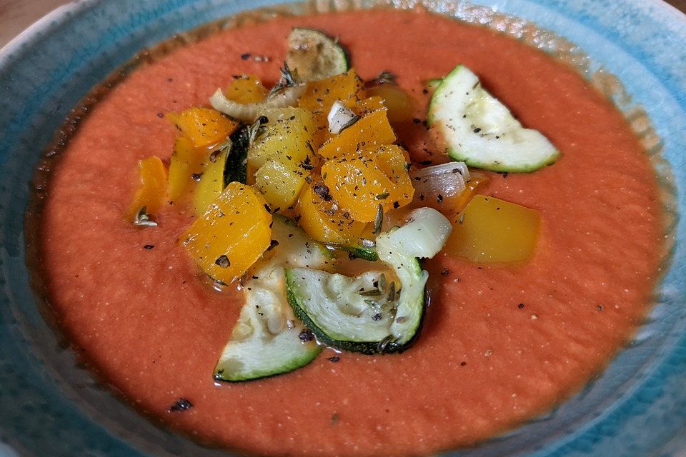 Tomatensuppe mit Feta und Ofengemüse