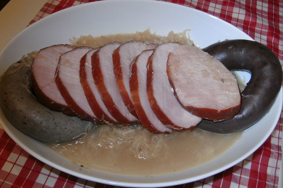 Kasseler auf Sauerkraut mit Leber- und Blutwurst