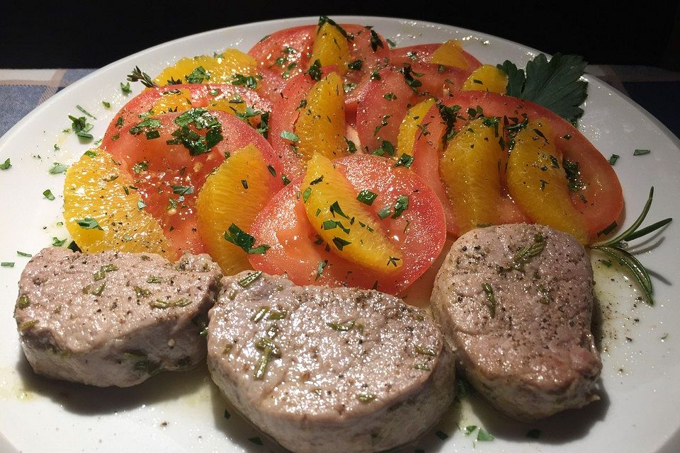 Tomaten-Orangen-Salat mit Rosmarin-Medaillons