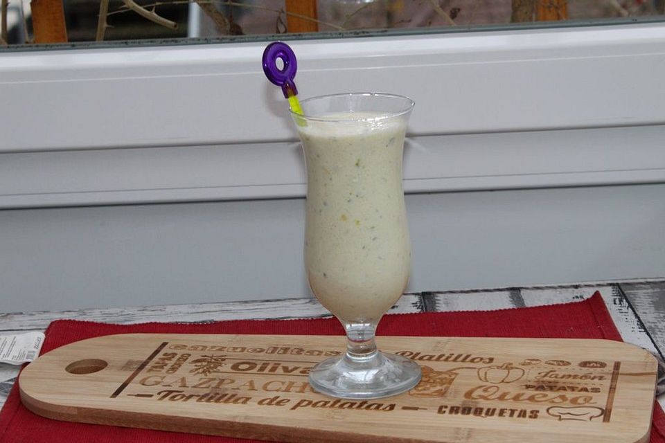 Mango-Apfel-Gurken-Smoothie mit Kokos und Ingwer