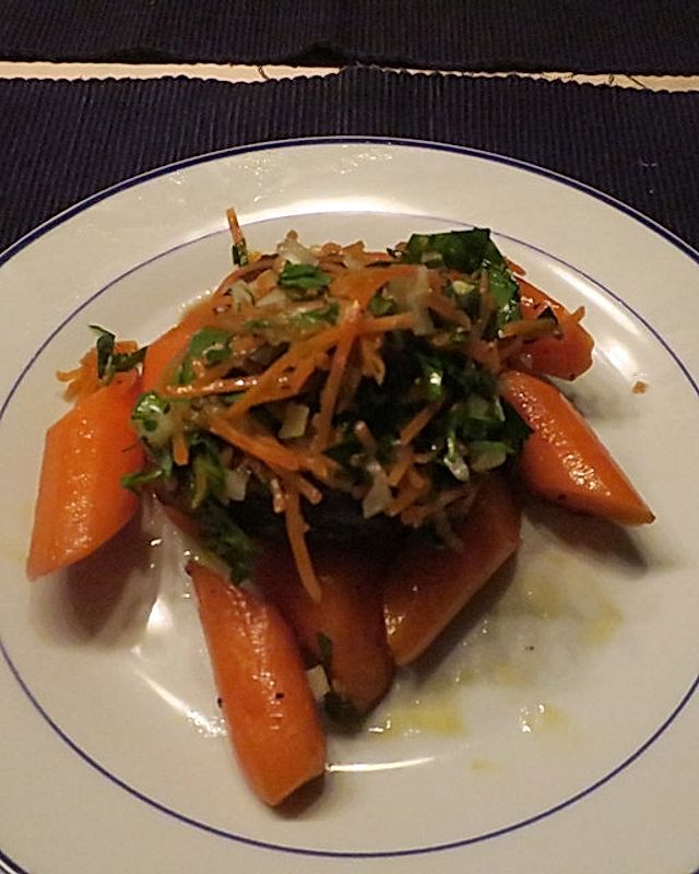 Glasierte Rindermedaillons mit Karotten und Petersiliensalat