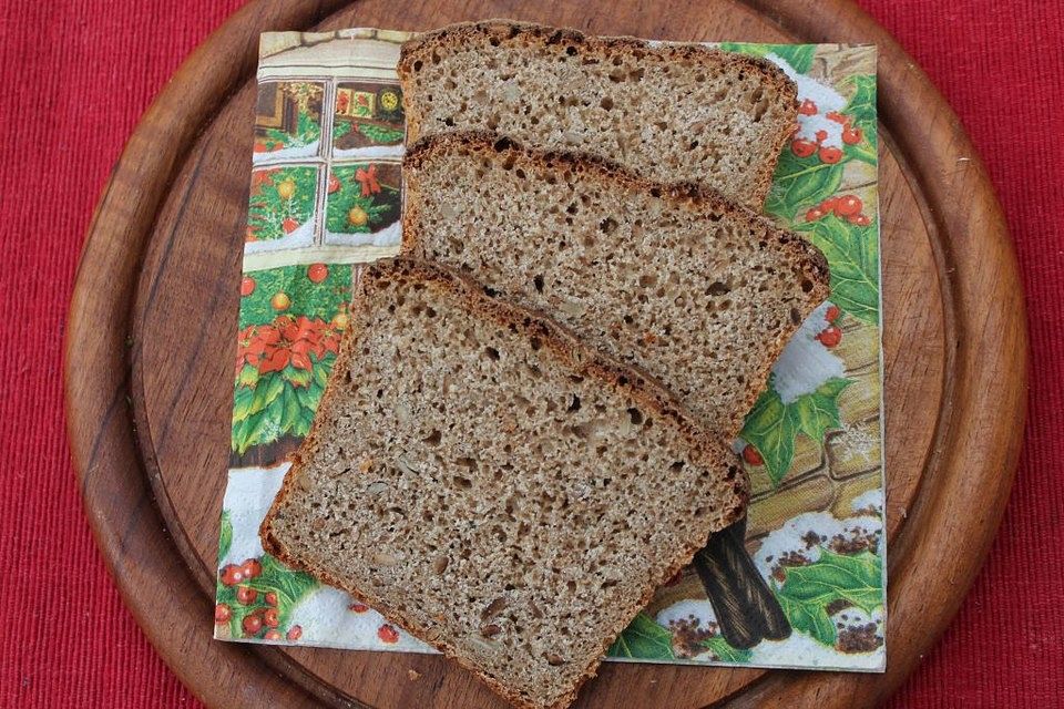 Kamut-Kichererbsen-Dinkel-Weizen-Emmer-Vollkornbrot mit gerösteten Sonnenblumenkernen