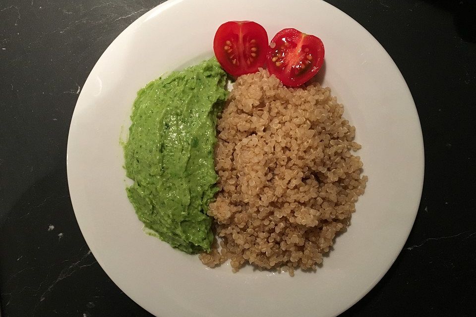 Brokkoli-Avocado-Creme auf Quinoa