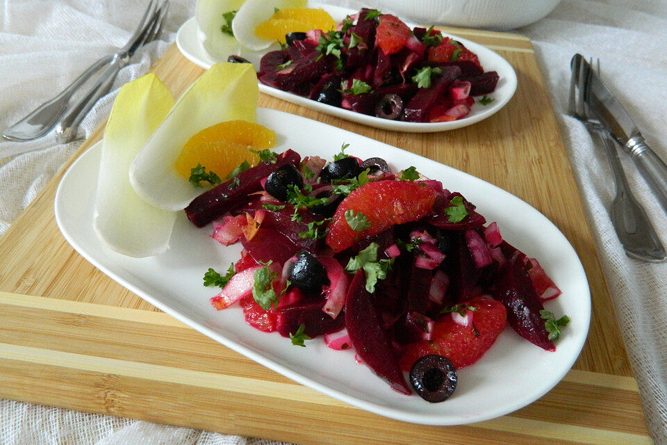 Rote Bete-Salat mit Orangen und Oliven