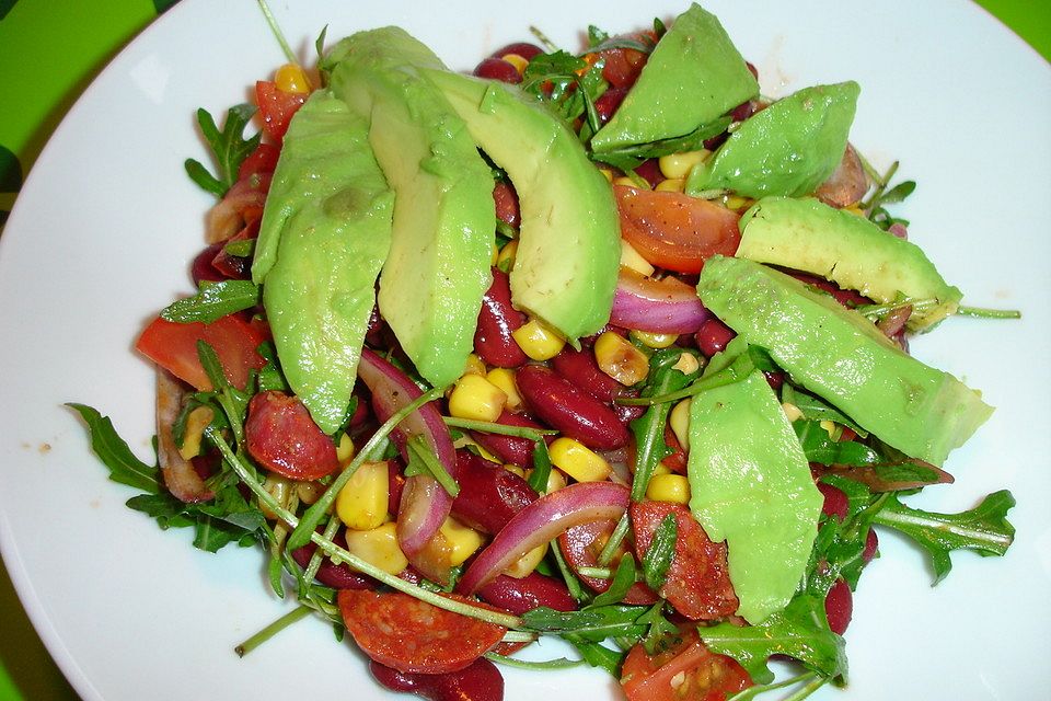 Bohnen-Mais-Salat mit Avocado und Chorizo