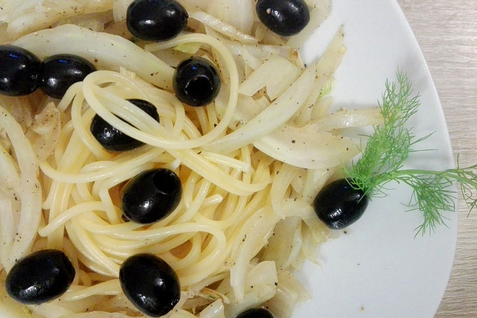 Spaghetti mit Fenchel und Oliven