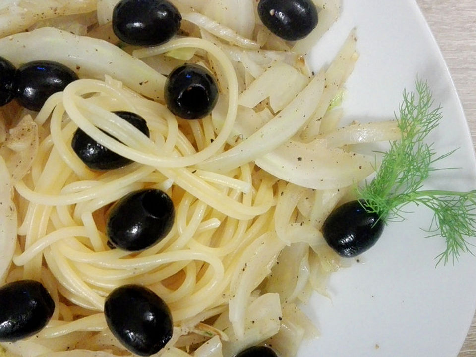 Spaghetti mit Fenchel und Oliven