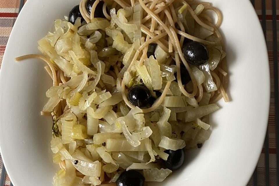 Spaghetti mit Fenchel und Oliven