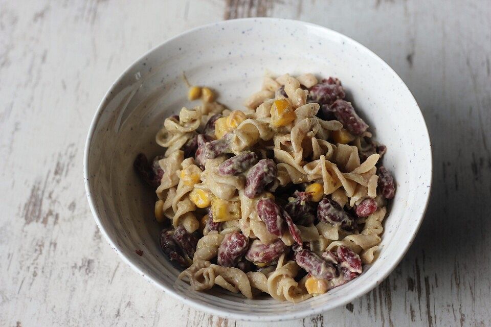 Nudelsalat mit Kidneybohnen, Mais und cremigem Dressing