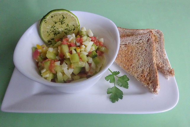 Lachstatar mit Ei, Gewürzgurken und roten Zwiebeln von Ehlers-Schwerte ...