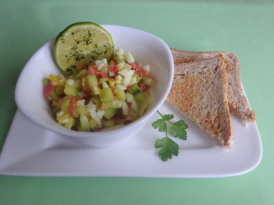 Lachstatar mit Ei, Gewürzgurken und roten Zwiebeln von Ehlers-Schwerte ...