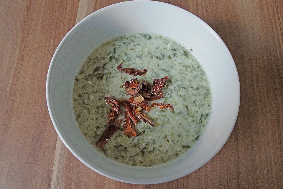 Spinatsuppe mit Feta und getrockneten Tomaten