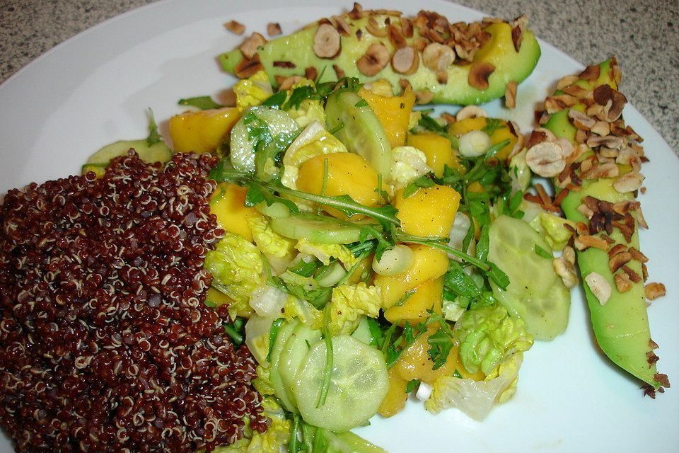 Salat mit Mango, Avocado und Quinoa