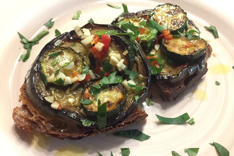 Aubergine und Zucchini in Knoblauch-Chili-Öl