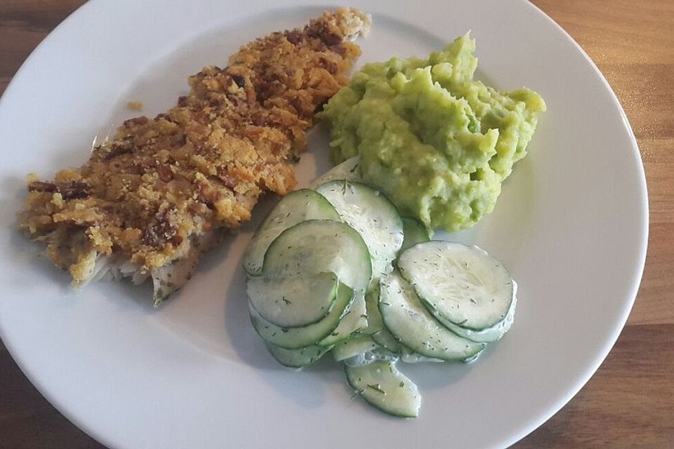 Fisch mit Kartoffel-Erbsen-Püree und Gurkensalat