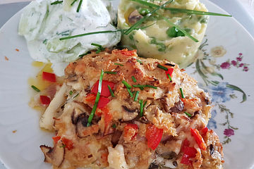 Fisch mit Kartoffel-Erbsen-Püree und Gurkensalat