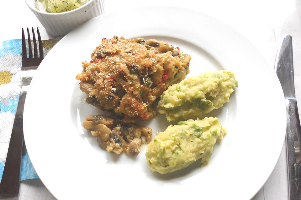 Fisch mit Kartoffel-Erbsen-Püree und Gurkensalat