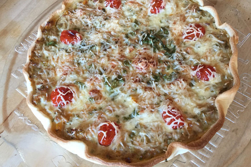 Tarte mit Thunfisch, Stangensellerie und Käse