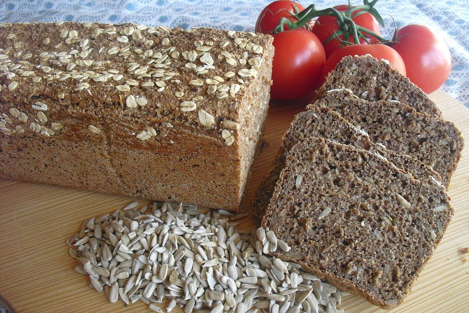 Vollkornbrot mit Buttermilch und Rübenkraut