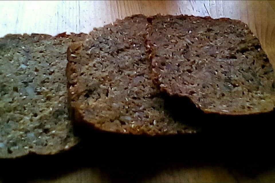 Vollkornbrot mit Buttermilch und Rübenkraut