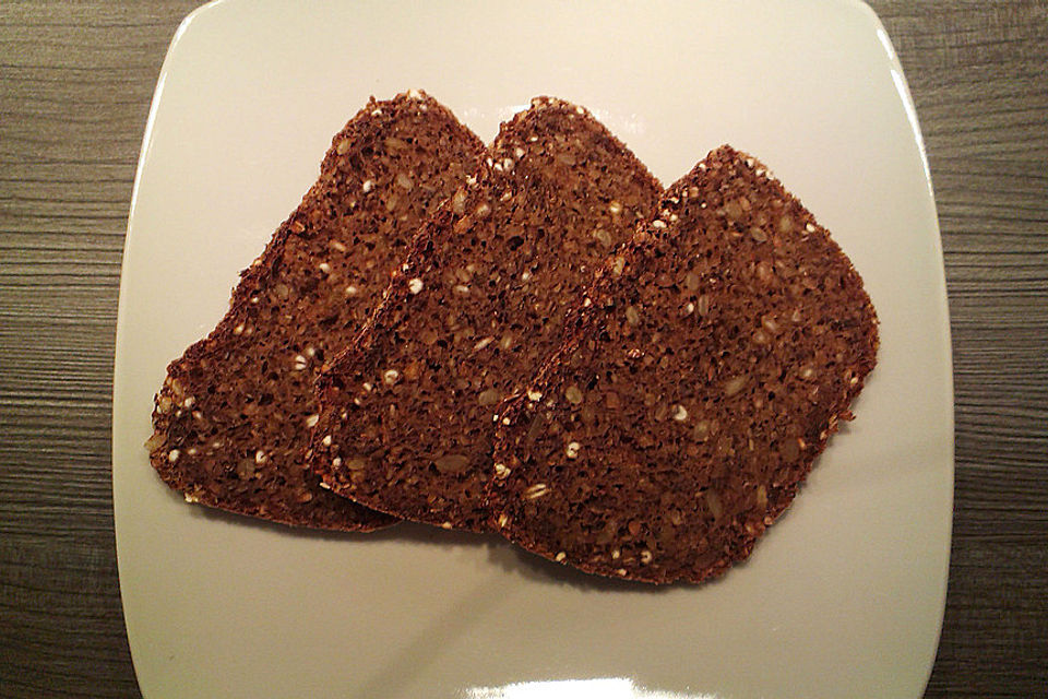 Vollkornbrot mit Buttermilch und Rübenkraut