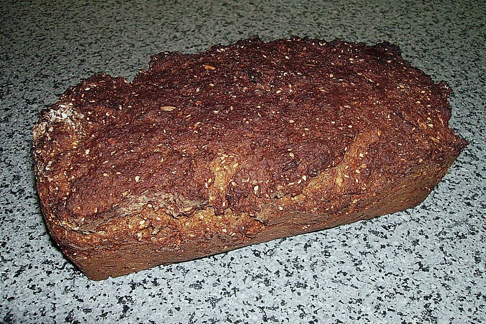 Vollkornbrot mit Buttermilch und Rübenkraut